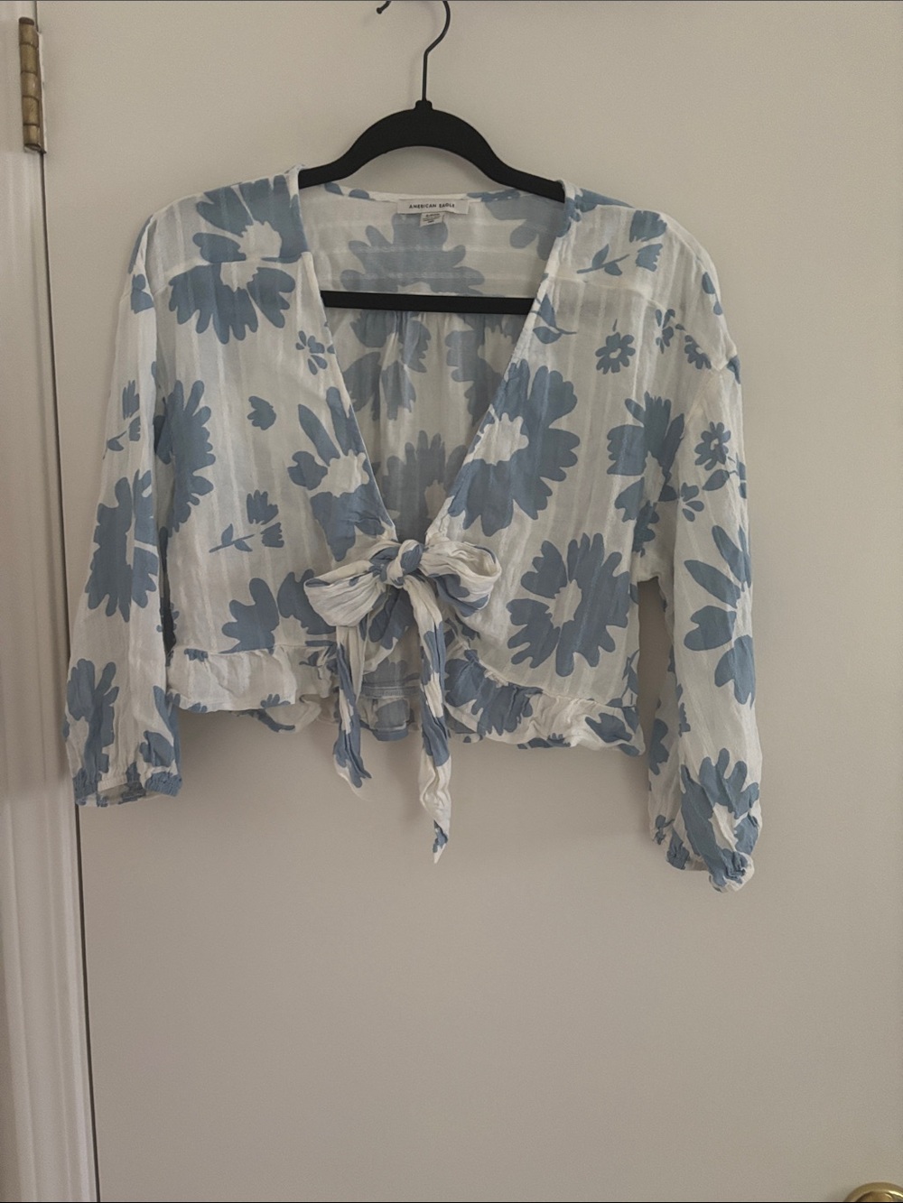 American Eagle Outfitters Blue & White Tie-Front Floral Blouse